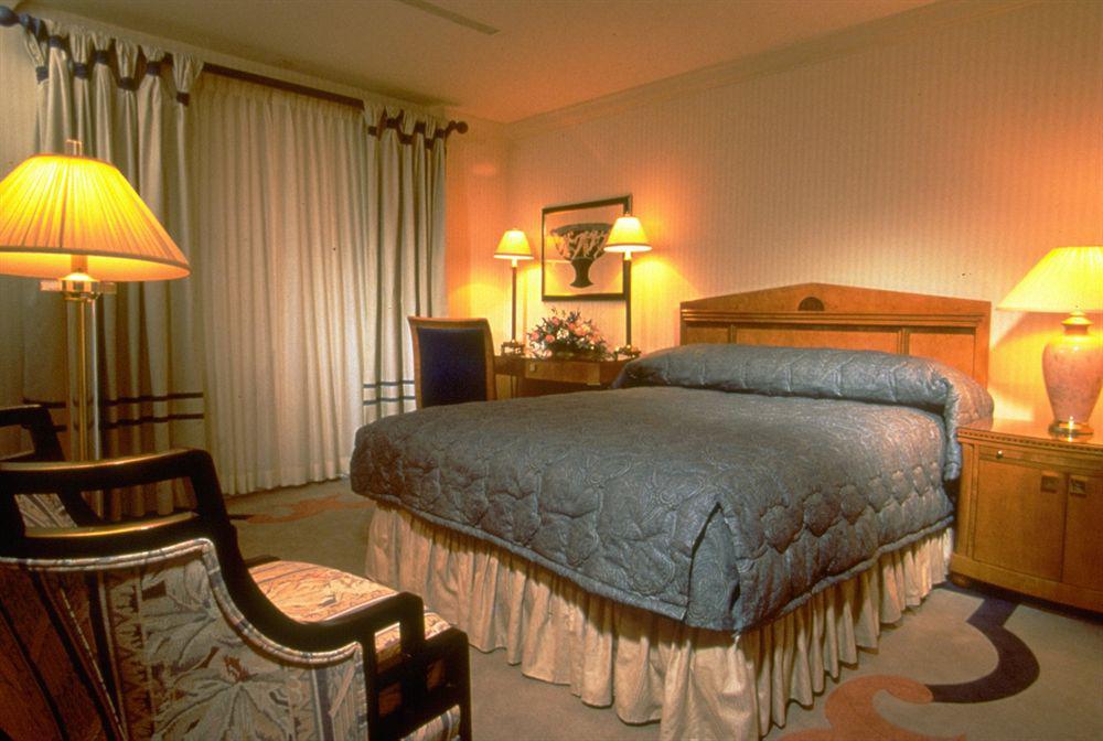 The Cincinnatian Curio Collection By Hilton Zimmer foto